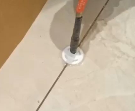 汇川瓷砖空鼓维修公司专业解答瓷砖在铺贴过程中，如果没有涂抹均匀到位的粘结材料（如水泥砂浆或瓷砖胶），可能会导致以下问题
